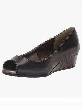 Bandolino Peep Toe Slip On Black Leather Pumps with Leopard Print Heel size 5.5